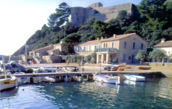 Le fort surplombe le port